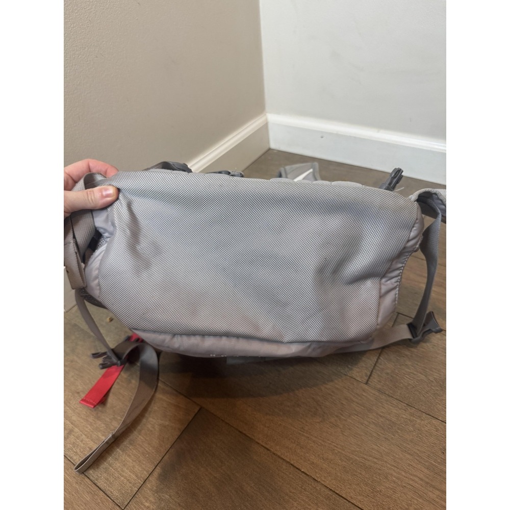 The North Face Recon Backpack Gray White Laptop Daypack Mesh Pockets Chest Strap - Picture 8 of 10